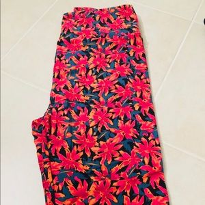 BRAND NEW : ONE SIZE LEGGINGS